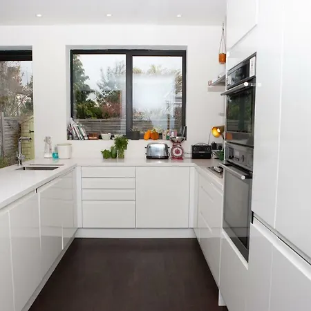 3 Bedroom Townhouse By Gloucester Road Apartment *