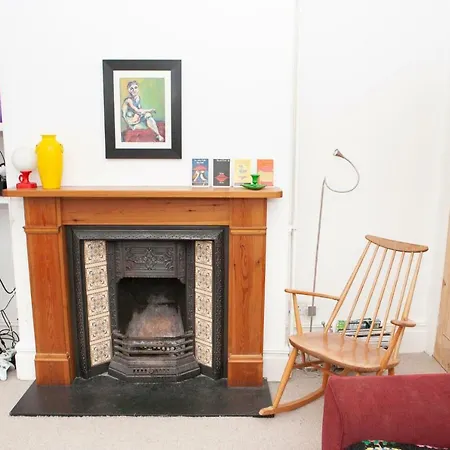 3 Bedroom Townhouse By Gloucester Road *