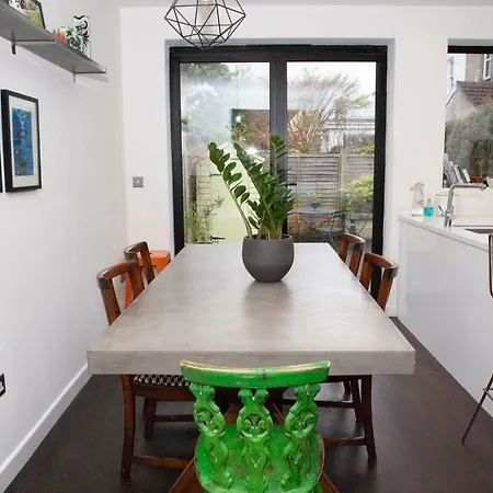 3 Bedroom Townhouse By Gloucester Road