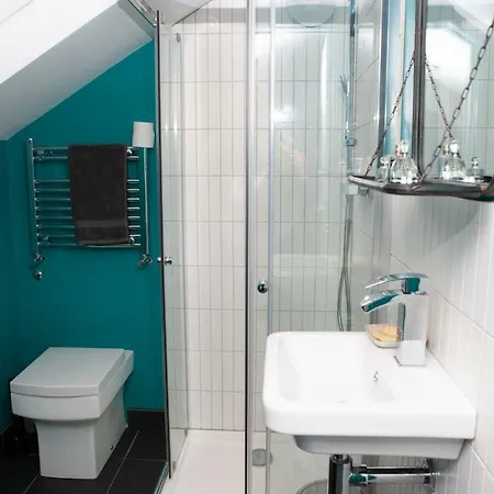 3 Bedroom Townhouse By Gloucester Road Apartment Bristol